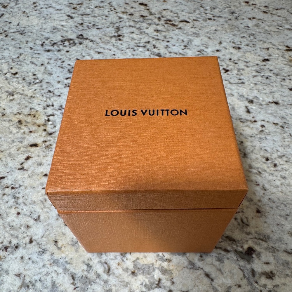 Louis Vuitton Empreinte Ear Studs, White Gold - Picture 4 of 4